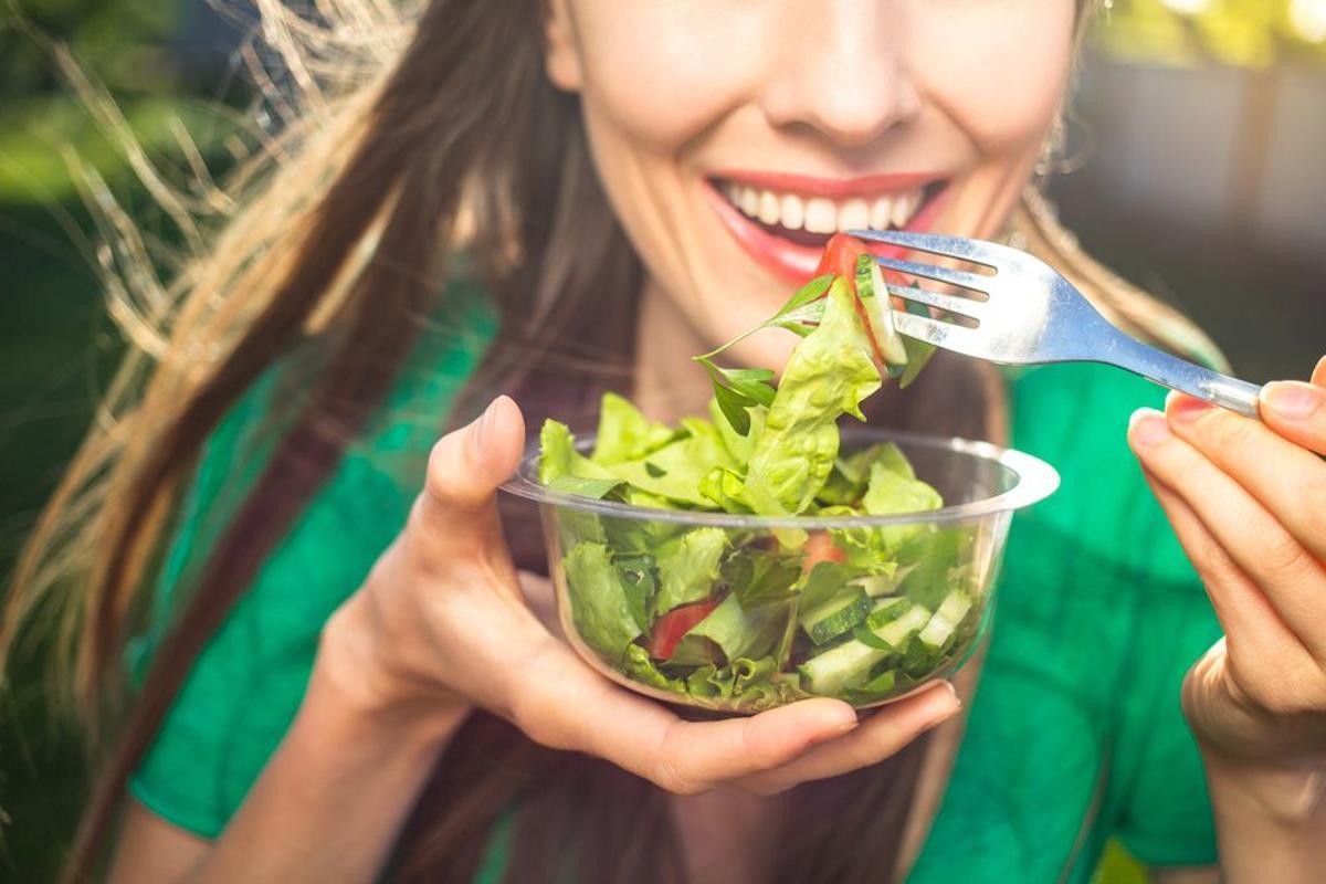 Una mujer come una ensalada.