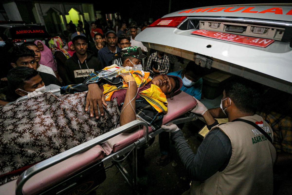 Un barco con casi 200 rohingyas desembarca en la costa de Indonesia