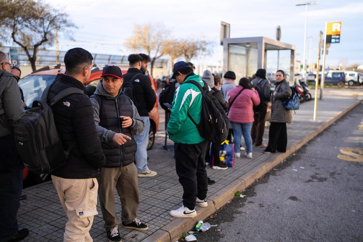 Pasajeros esperan en la estación de autobuses de la estación de Rodalies de Arenys de Mar, que conecta con Blanes