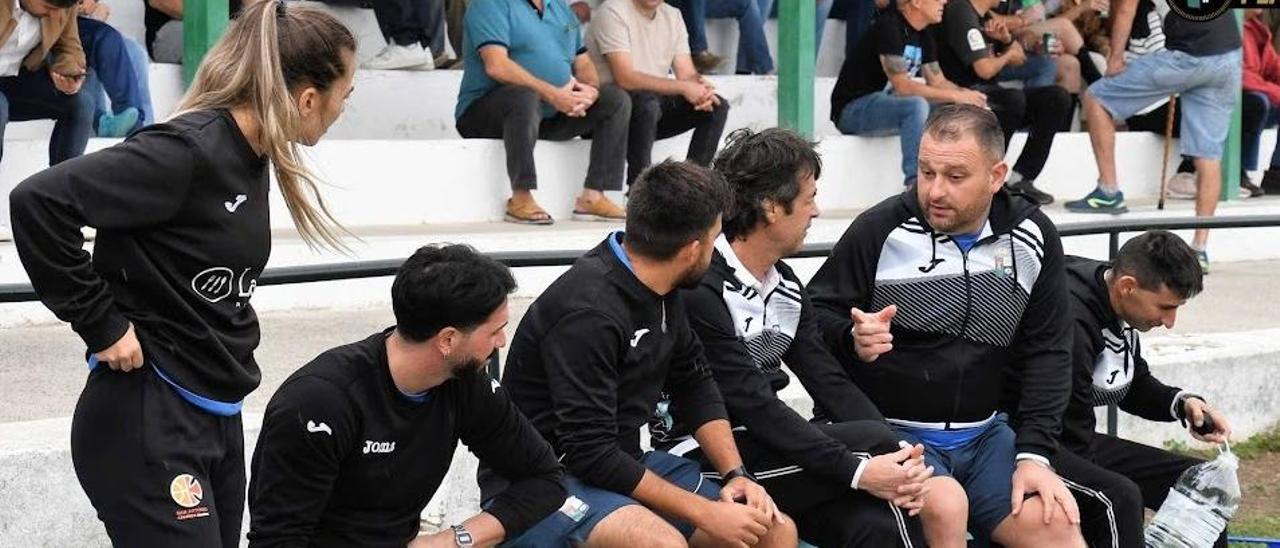 Manolo Hoyas y su cuerpo técnico durante un partido de la UPP.