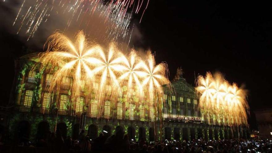 El Palacio de Raxoi, en la Praza do Obradoiro, ayer, durante el espectáculo en honor a Santiago Apóstol.