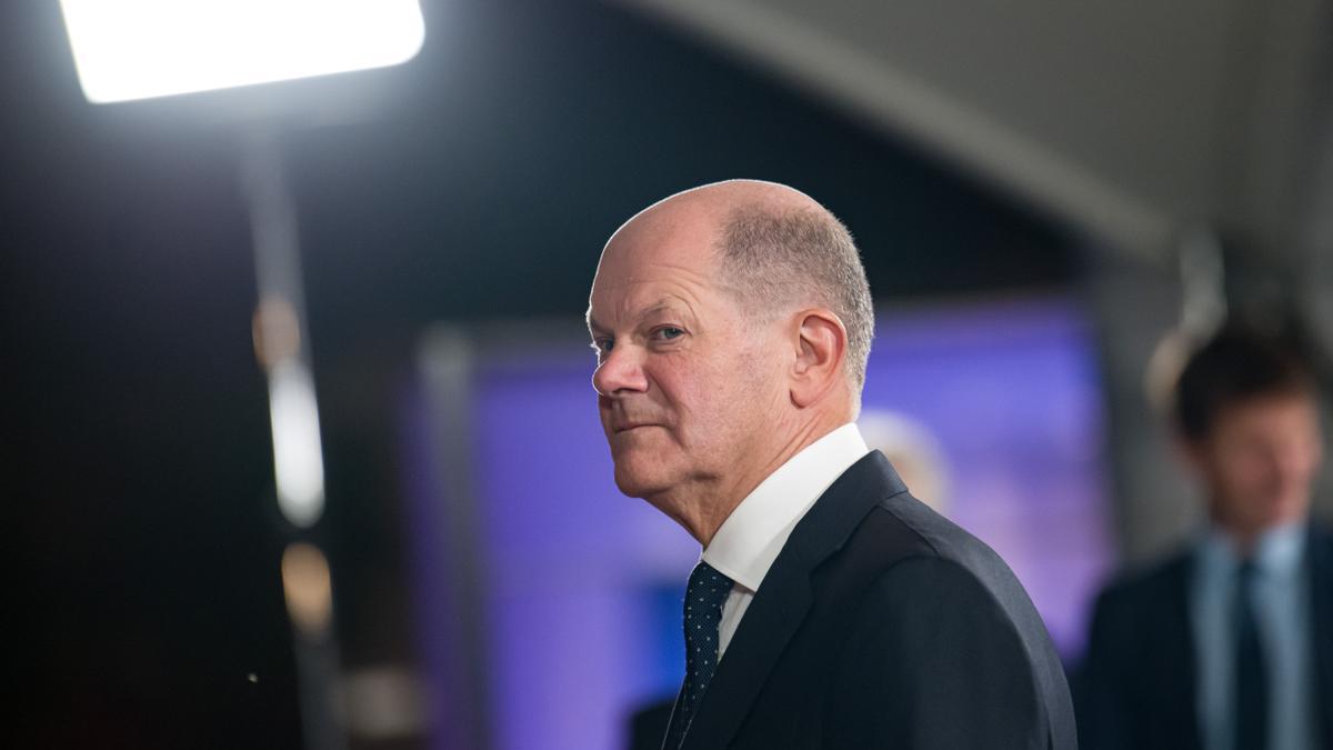 Bundeskanzler Olaf Scholz (SPD) steht beim Empfang des Präsident von Frankreich zum Tag der Deutschen Einheit vor dem Bundeskanzleramt.