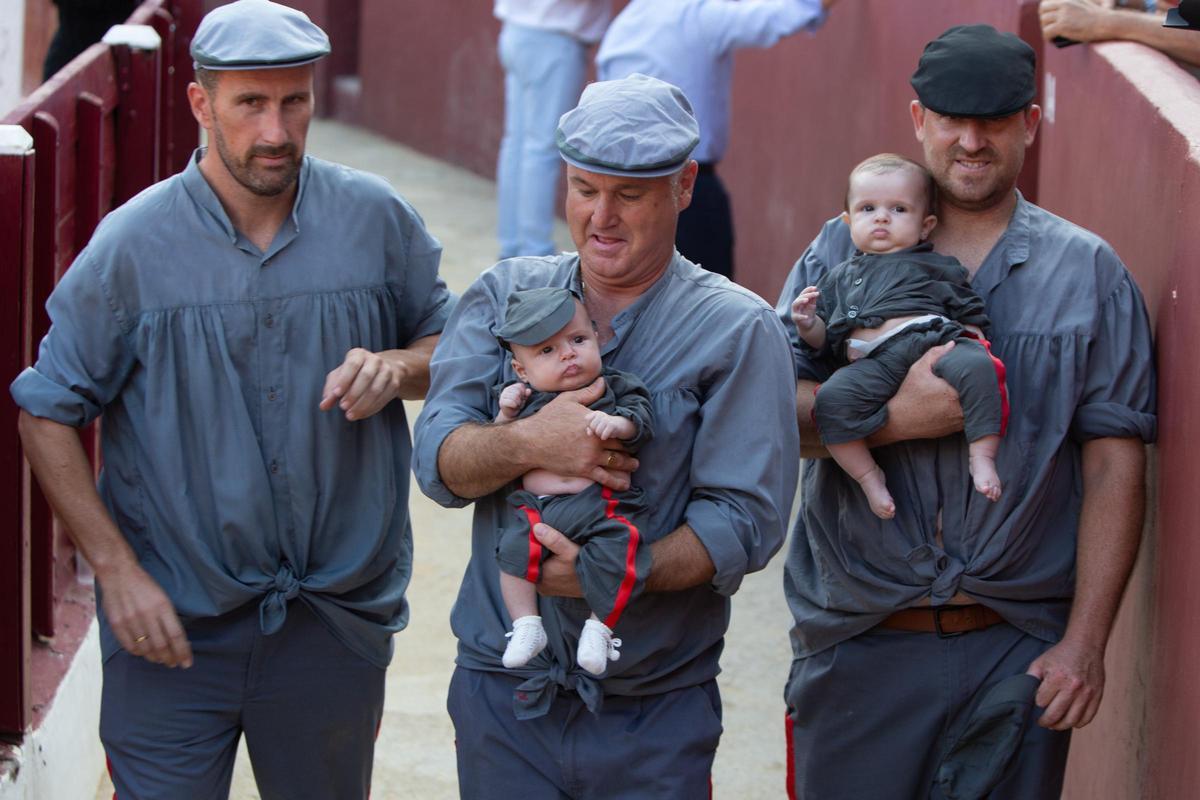 Bebés durante una corrida de toros en una plaza de la Región de Murcia.
