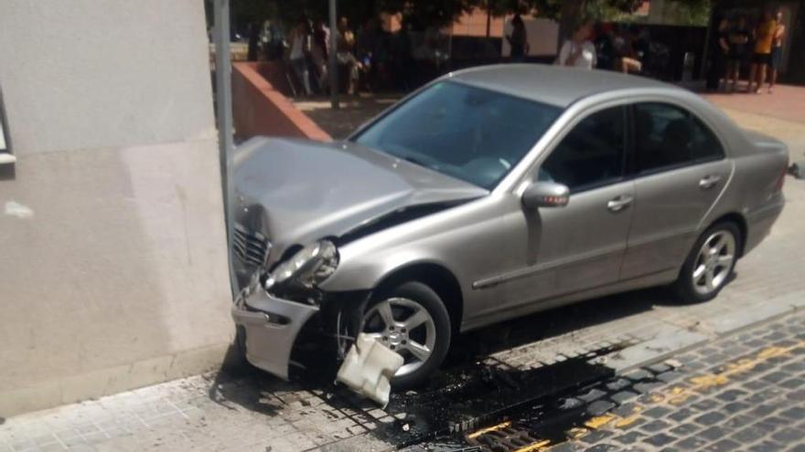 El vehicle encastat a la vorera del carrer la Jonquera.