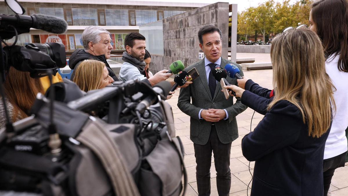 El responsable de Urbanismo, Víctor Serrano, en su comparecencia ante los medios este jueves.