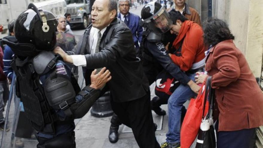 Violento desalojo de una plaza en México