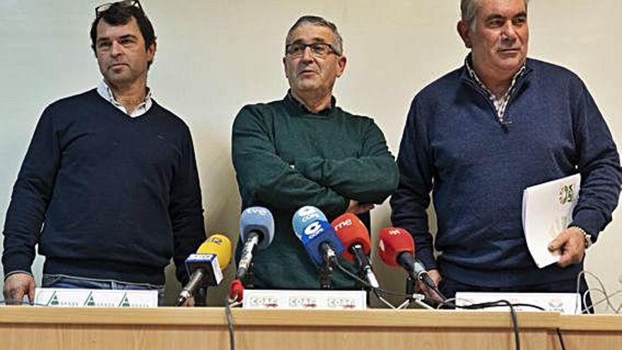 Por la izquierda Antonio Medina, Lorenzo Rivera y Aurelio González en la rueda de prensa.