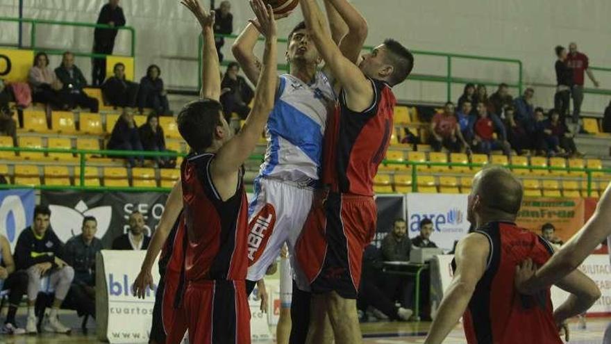 Un lance del partido jugado ayer en el Paco Paz. // Jesús Regal