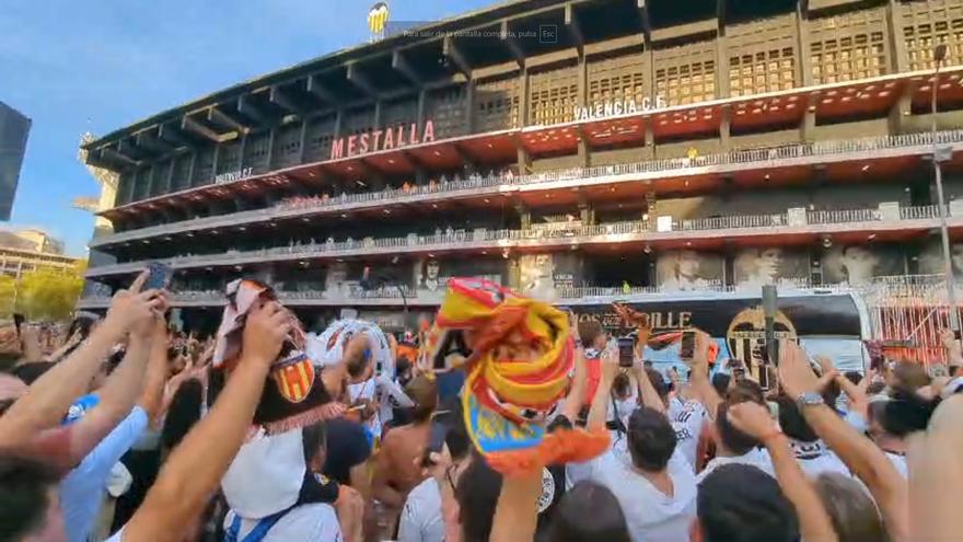 La afición valencianista recibe al equipo