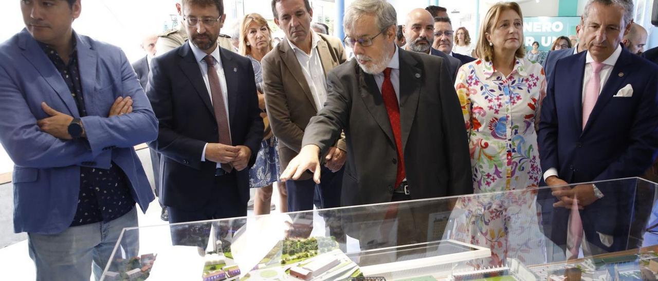 Gregorio Rabanal, en el centro, muestra la maqueta de la red de calor del pozo Fondón a Borja Sánchez, Enrique Fernández y Javier Cuesta, a la izquierda, con Delia Losa y Pedro López a la derecha. | A. González