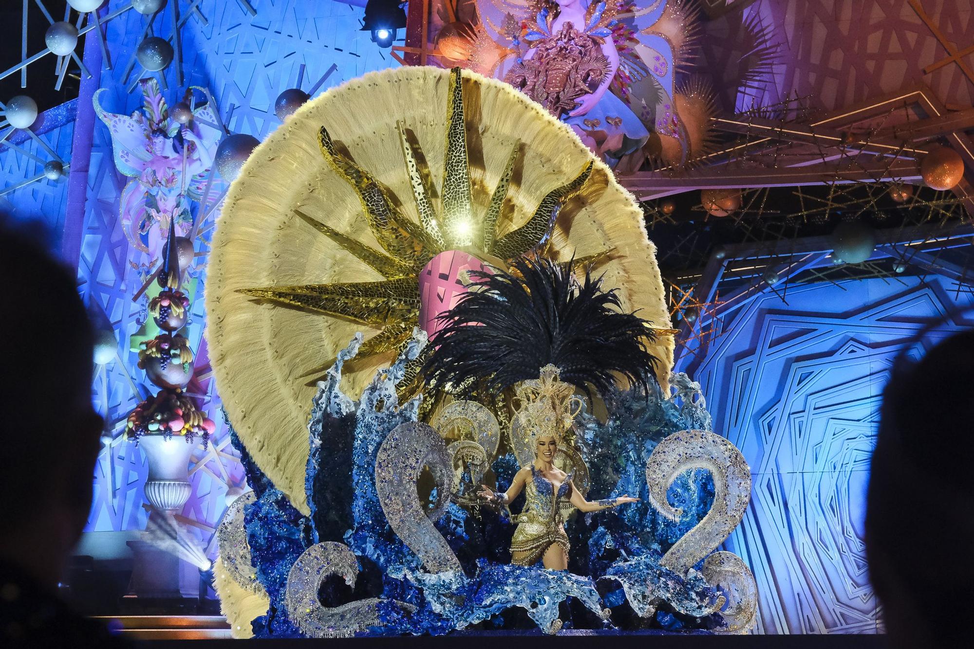 Capross 2004 S.L. presenta a María del Mar Reyes Falcón con la fantasía ‘Sueño de cristal’ diseñada por Josué Saavedra Suárez