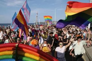 Marea multicolor en Gijón para celebrar el Orgullo: "Lo que se ha ganado en los últimos años se puede perder"