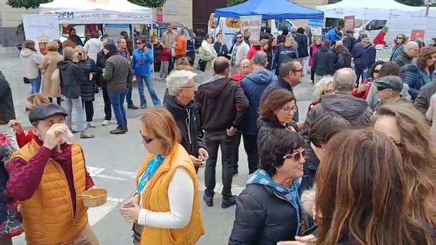 Decenas de murcianos disfrutan de los cocidos solidarios