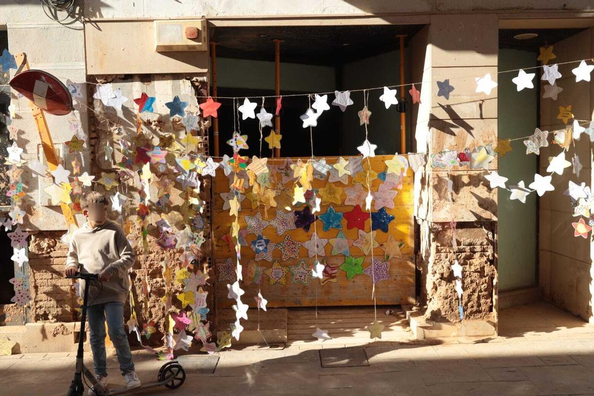 Decoración navideña en Paiporta elaborada por niños de toda España.