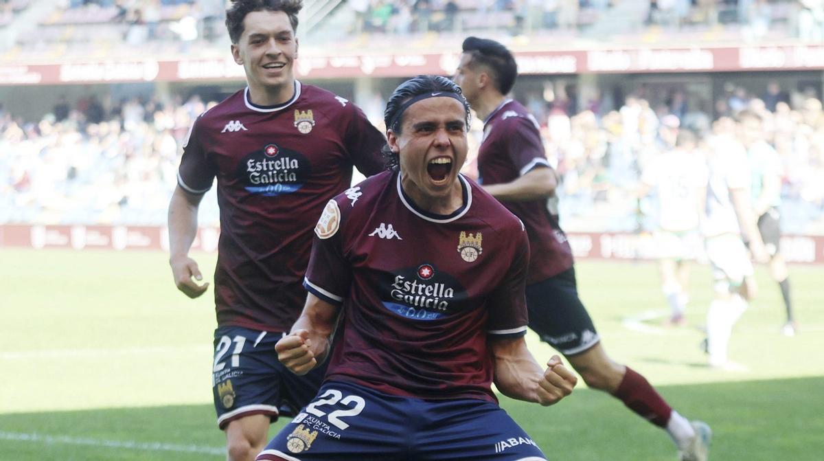 Álex Comparada celebra el primer gol de la tarde.