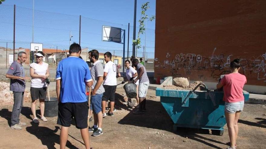 Menesianos adecenta una parcela municipal en La Alberca en su campus de verano
