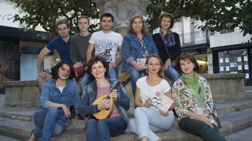 Los integrantes del Ensemble Mandolins of Yekaterinburg, ayer en la plaza de San Andrés.