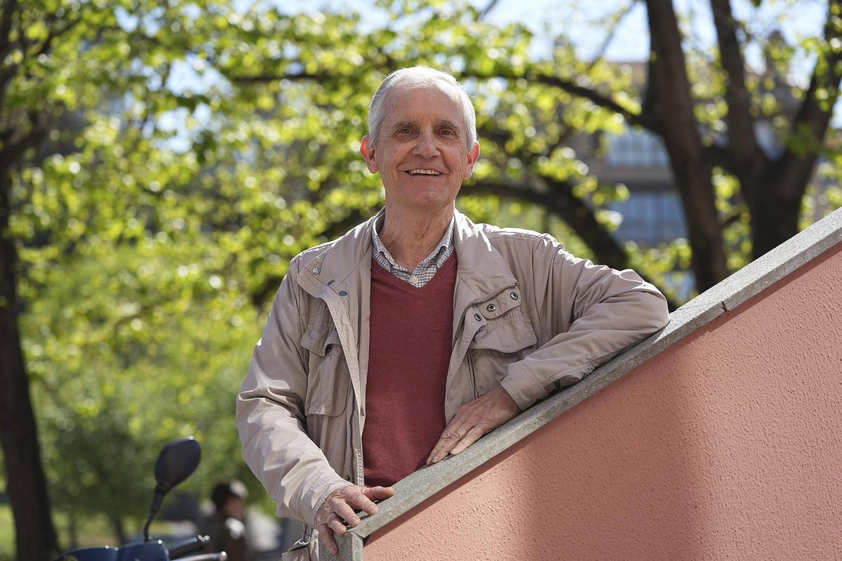 Pere Pla té 74 anys, viu a Girona i no es perd cap partit de l'equip a Montilivi