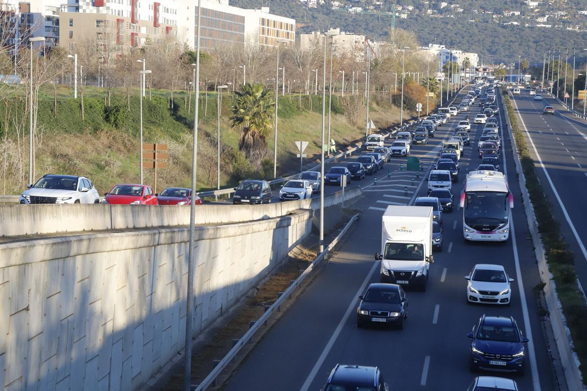 Córdoba Accidente en el tunel de los Omeyas ronda oeste poniente retenciones atasco