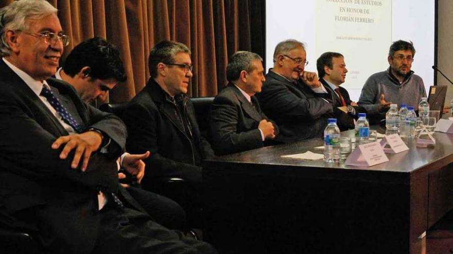 Ferrero, primero por la izquierda, junto a los representantes de distintas instituciones.