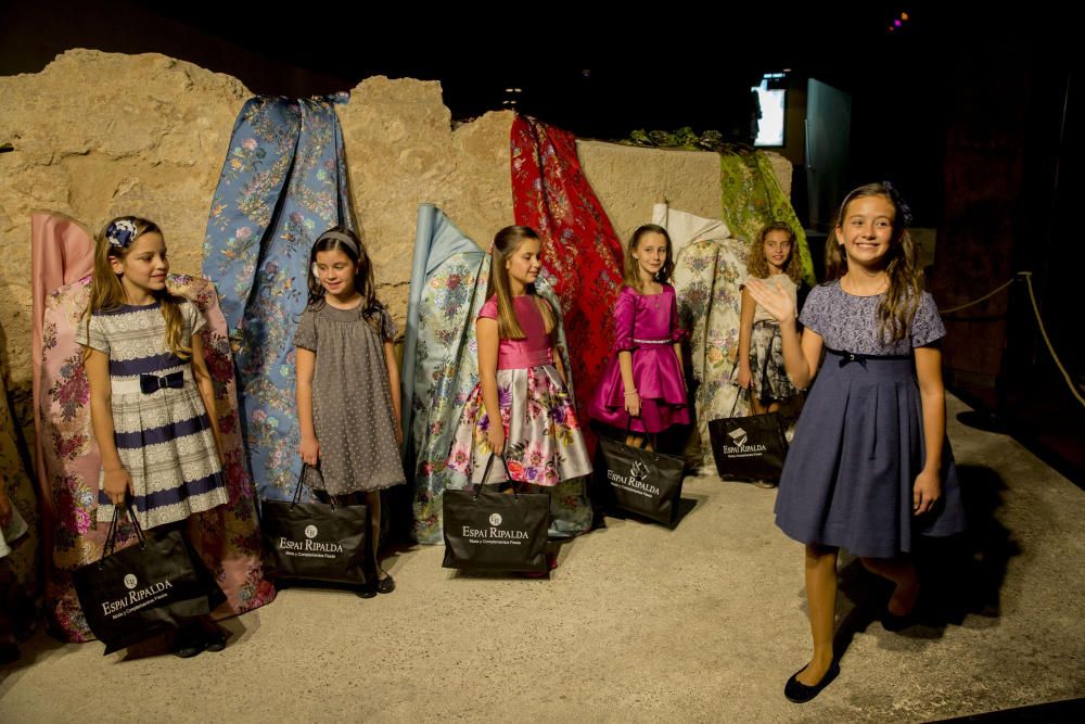 Presentación de las telas de la corte de la fallera mayor infantil