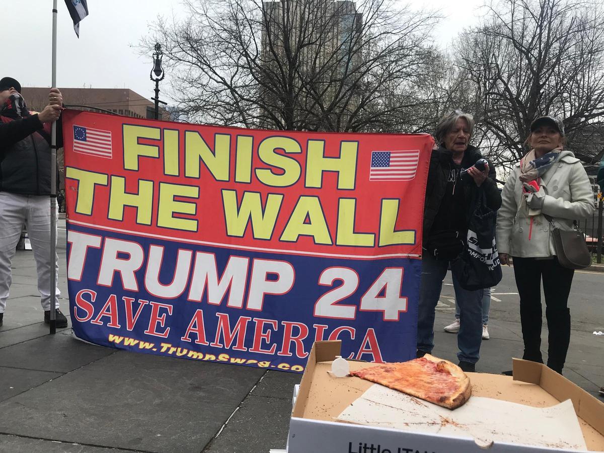 Manifestantes a favor del muro con México.