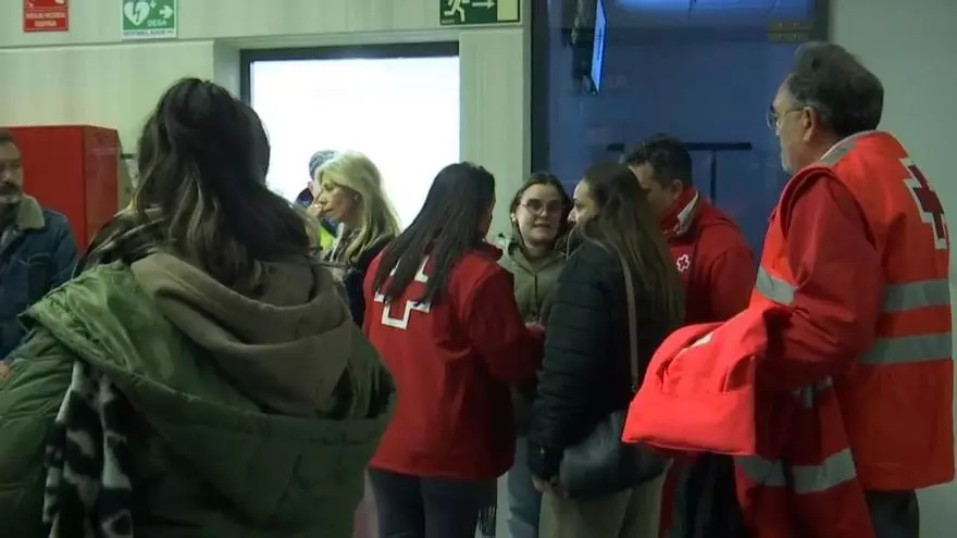 Atención de emergencia a familiares en la estación de Huelva tras el descarrilamiento