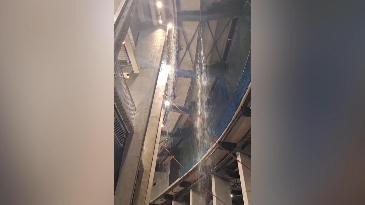 Inundaciones y cascadas de agua en el Camp Nou tras el diluvio en Barcelona