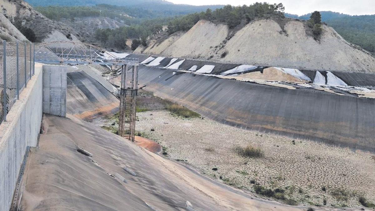 Estado de abandono de  la balsa de La Muela, en Alhama de Murcia.