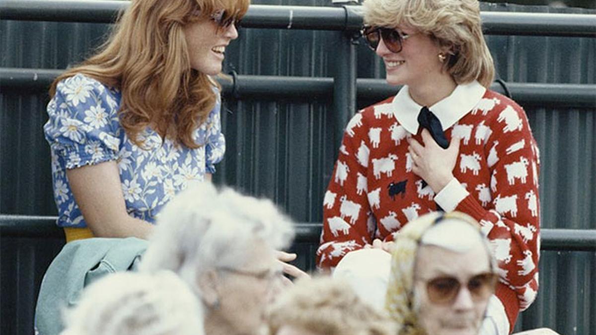 Sarah Ferguson y Lady Di, con jersey de Warm &amp; Wonderful en un partido de polo en 1983