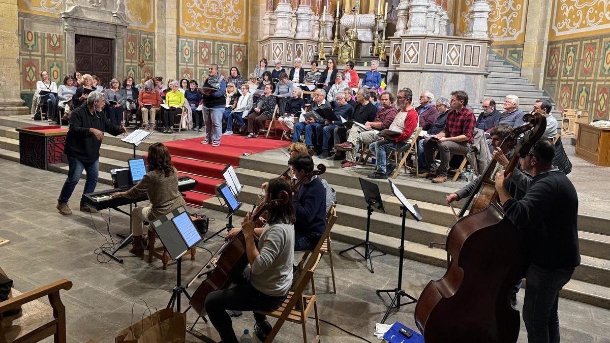 Imatge del Cor i Orquestra de la Passió durant l'assaig general a la Bisbal.