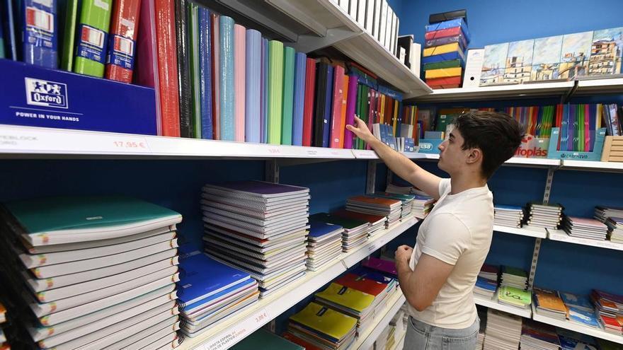 Prevenir la cuesta de septiembre: Galicia abre el plazo para solicitar ayudas de hasta 300 euros para libros y material escolar