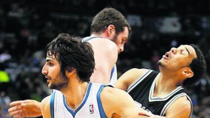 Ricky Rubio aprovecha un bloqueo de Kevin Love ante los Spurs.