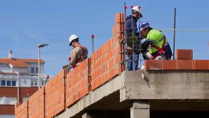 Un grupo de obreros en un bloque en construcción de Castelló.