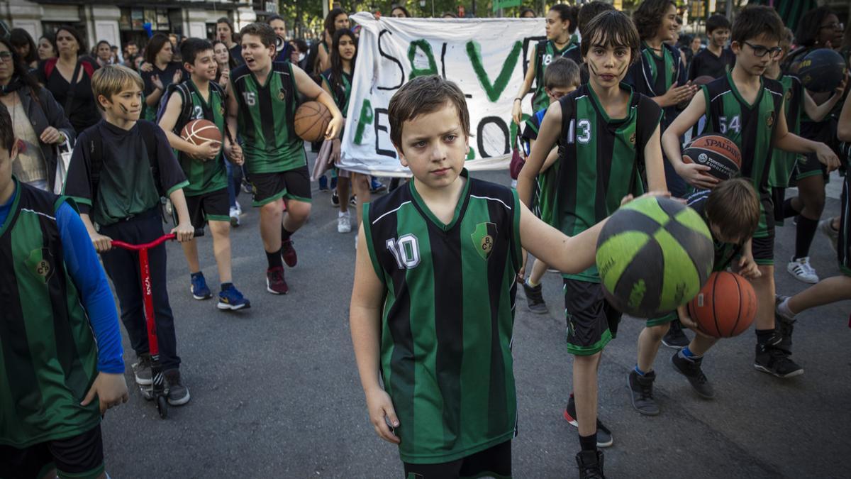 Más de 300 de personas se manifiestan en Barcelona para salvar un club histórico de baloncesto