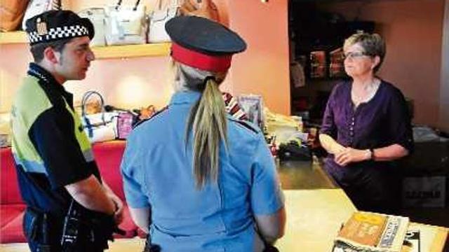 Policia Local i Mossos d'Esquadra patrullen conjuntament per Llagostera per donar consells als veïns.