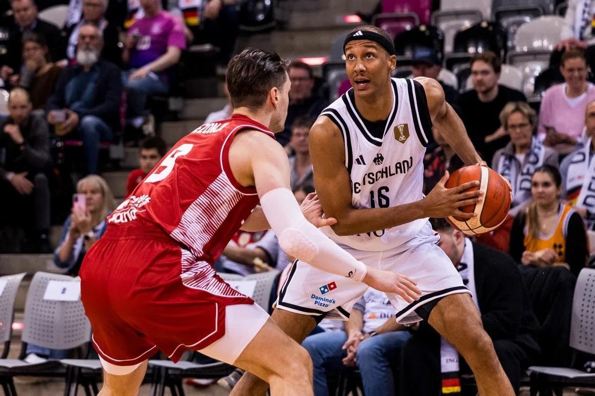 Louis Olinde, davant de Mario Hezonja, en el duel disputat diumenge a Bonn