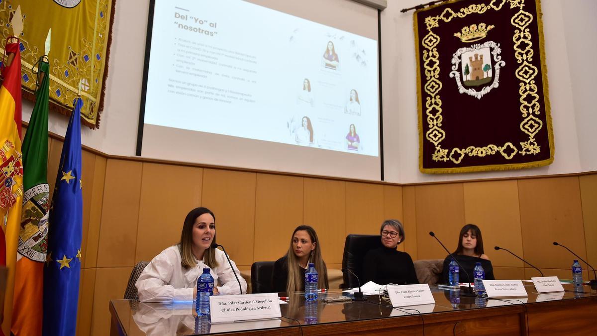 Tres mujeres emprendedoras cuentan su experiencia en el centro universitario de Plasencia.