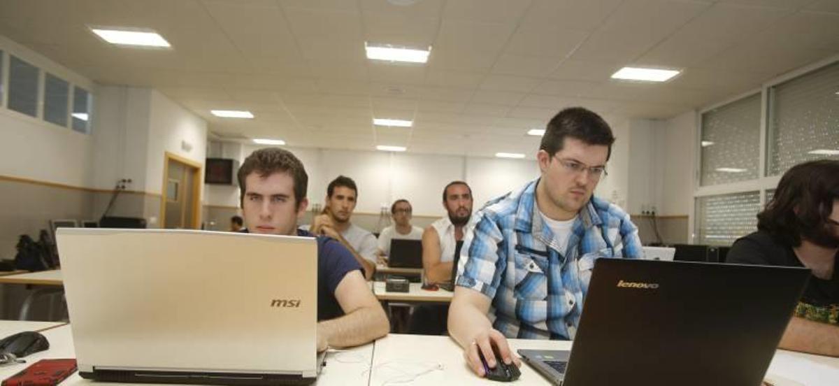 Los profesores de DAM junto a sus alumnos.