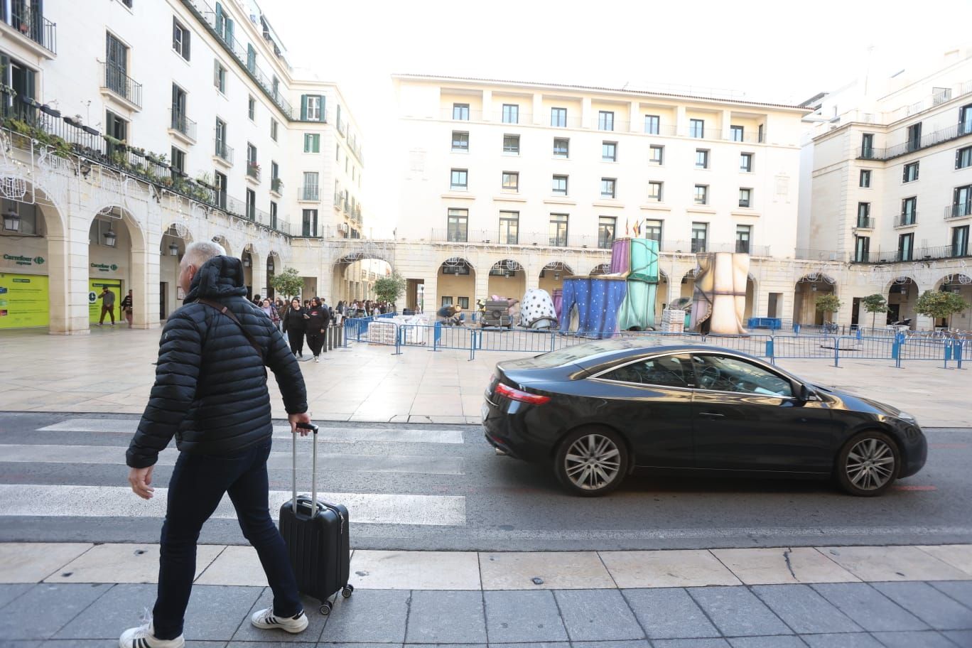 El Belén Gigante de Alicante ya se está montando en la Plaza del Ayuntamiento