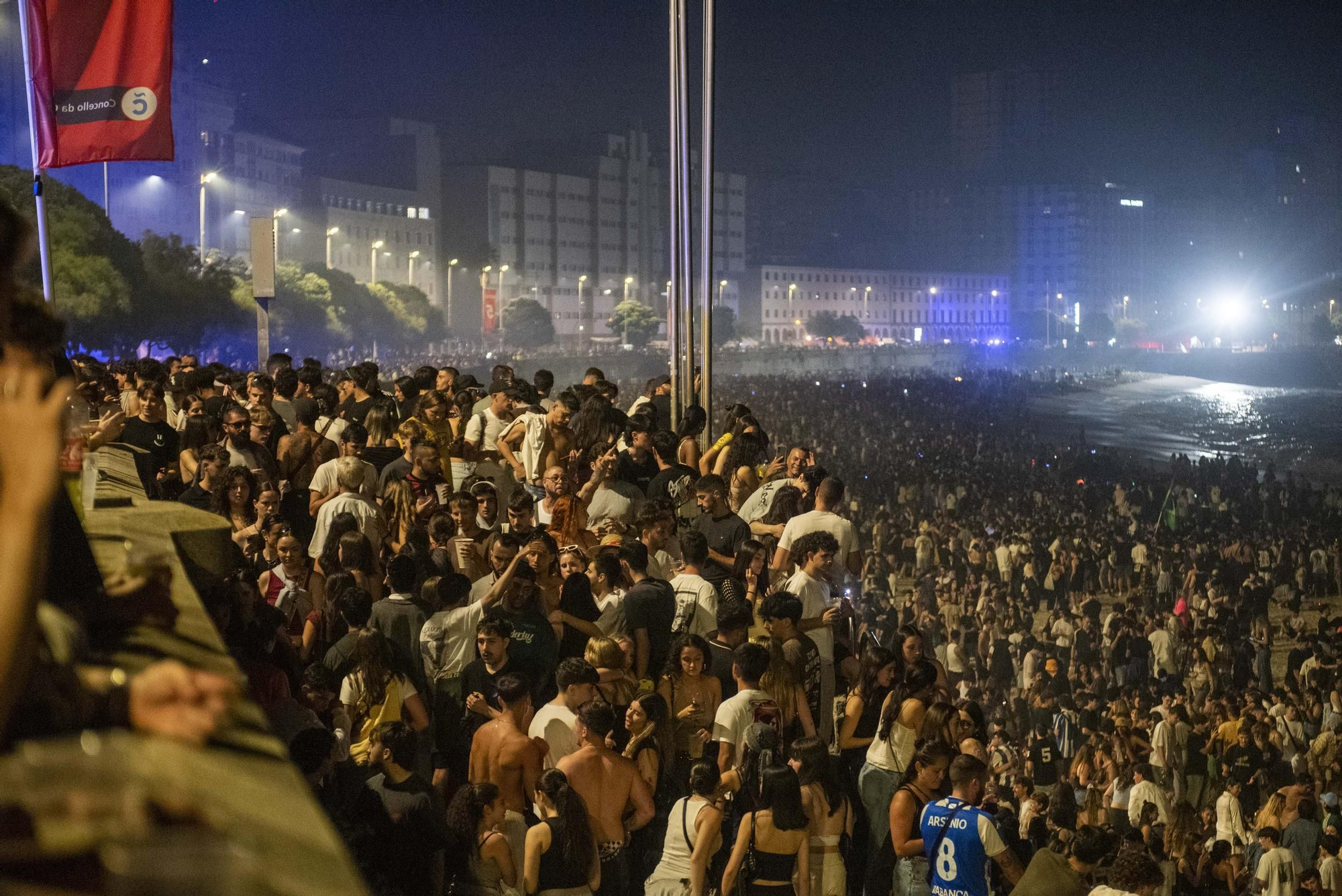 Multitudinaria 'rave' sanjuanera en el Orzán