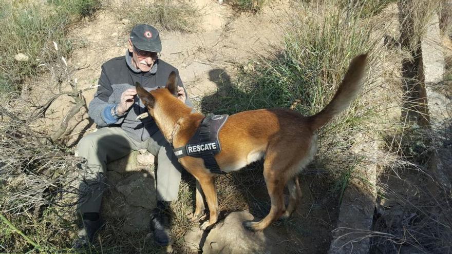 El hombre encontrado en Chulilla, junto a Scot, el perro de rescate de la Guardia Civil