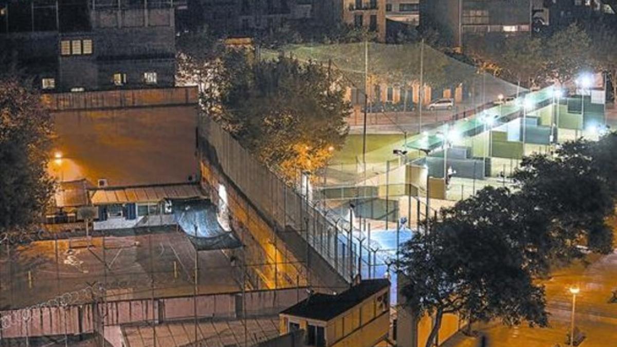 La cárcel de mujeres de Wad-Ras, a la izquierda, linda con las pistas de pádel, iluminadas, en una imagen tomada el 7 de noviembre del 2014.
