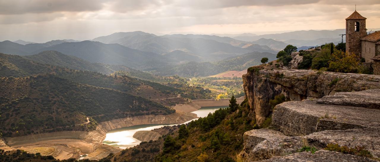 El pueblo de Siurana y su pantano.