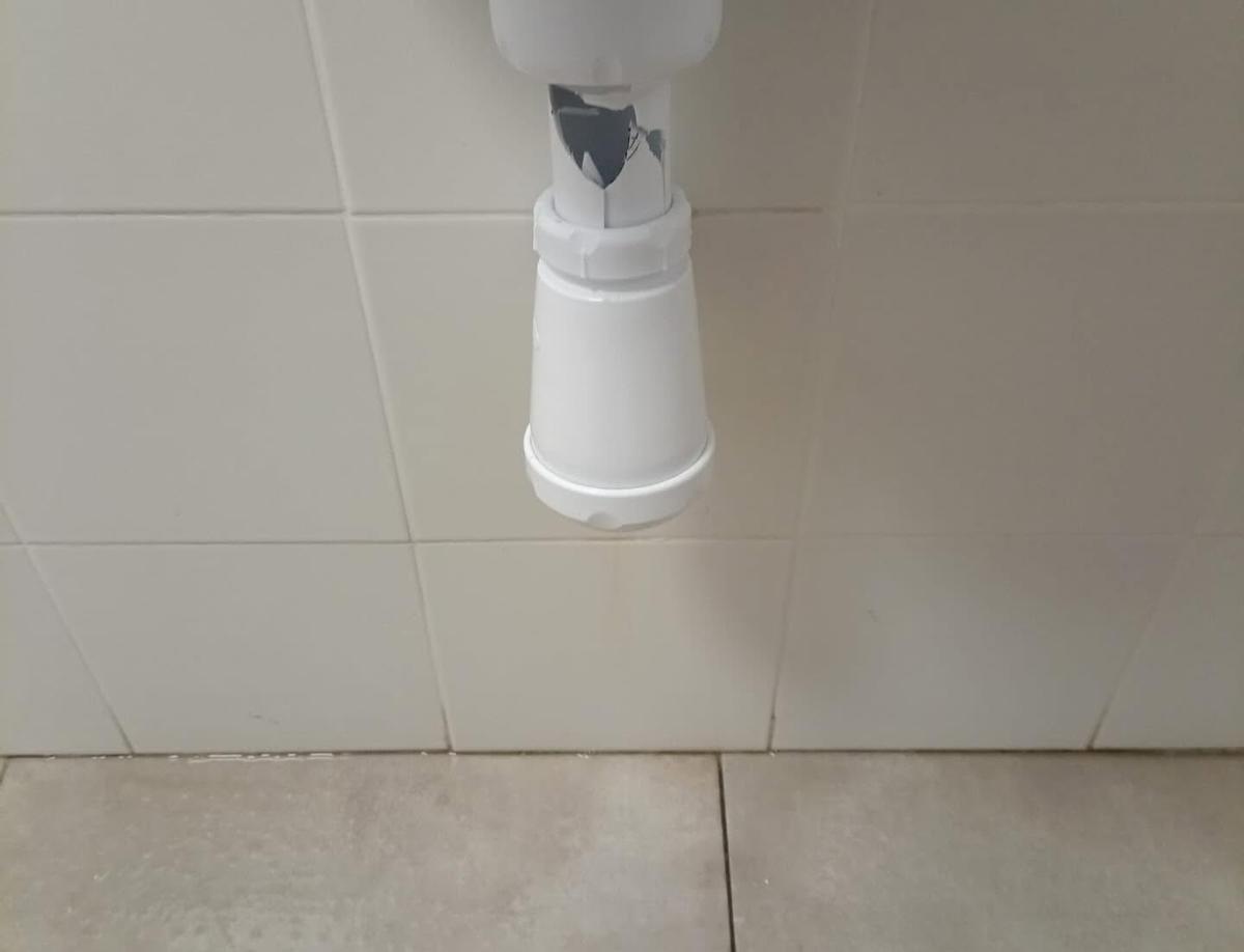 Elemento roto en un baño de La Granaïna de Montaverner tras la fiesta de graduación.