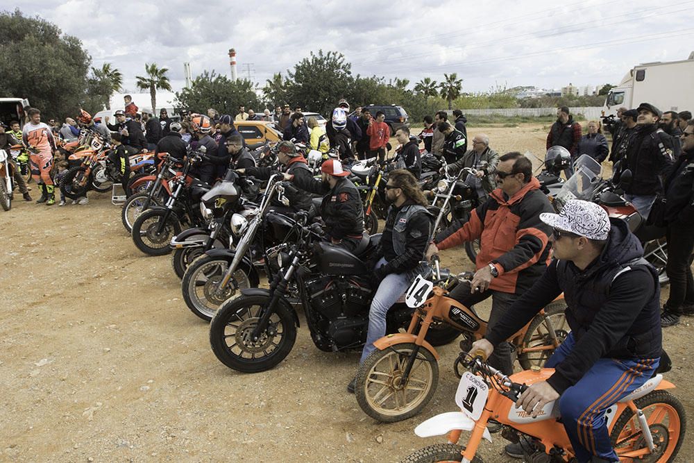 Un centenar de pilotos se ha reunido hoy para reclamar la construcción de un circuito de motocross en Ibiza.