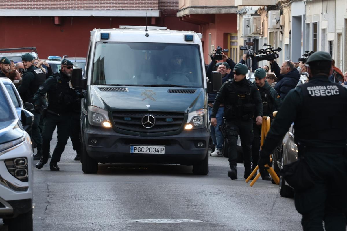 Entrada del detenido en los juzgados de Sueca