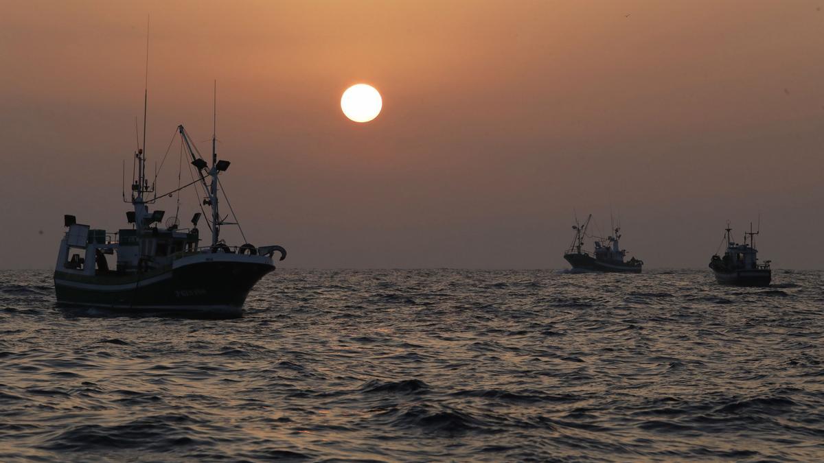 Barcos pesqueros al atapecer na costa d&#039;Asturies.