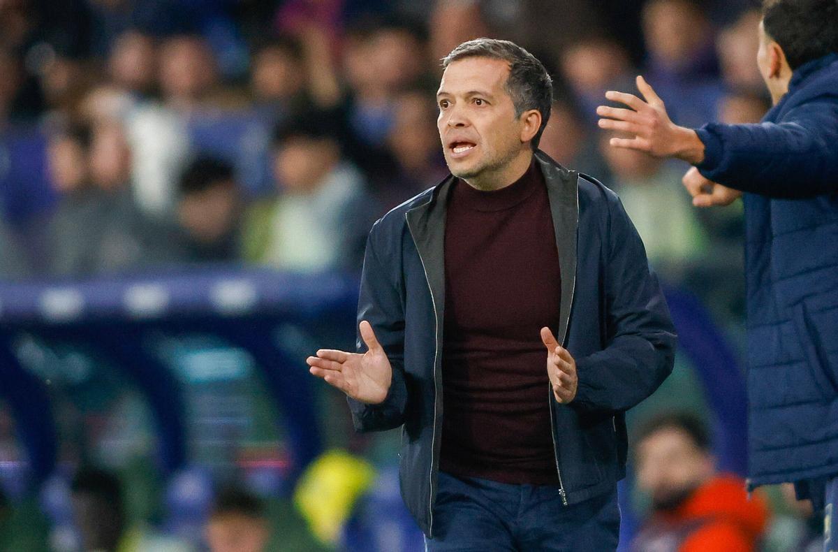 Luís Catro, en el derbi contra el Villarreal CF