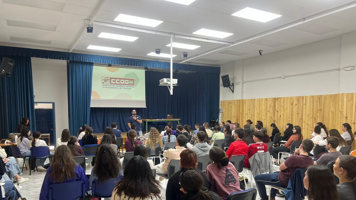 Taller de empleo y orientación sobre la bolsa del SAS impartido por CCOO al alumnado del IES San Álvaro de Córdoba.